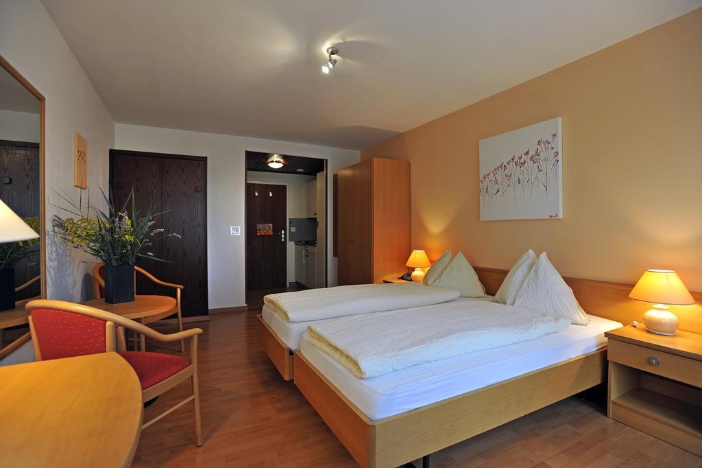 Hotel Restaurant Le Chalet Cortaillod Bagian luar foto