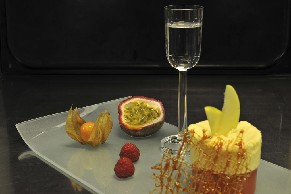 Hotel Restaurant Le Chalet Cortaillod Bagian luar foto